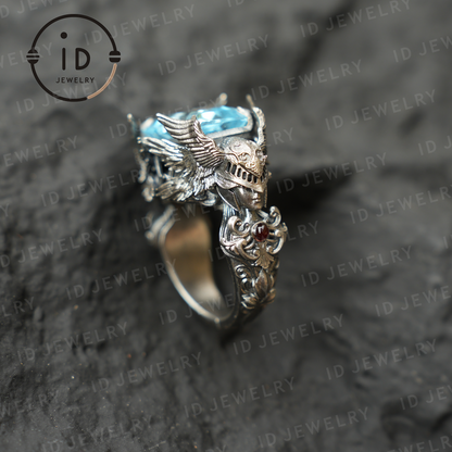 Walkürenring | Geflügeltes Helmdesign aus blauem Topa-Stein | Handgefertigter Ring im Stil der nordischen mythischen Kriegergöttin 