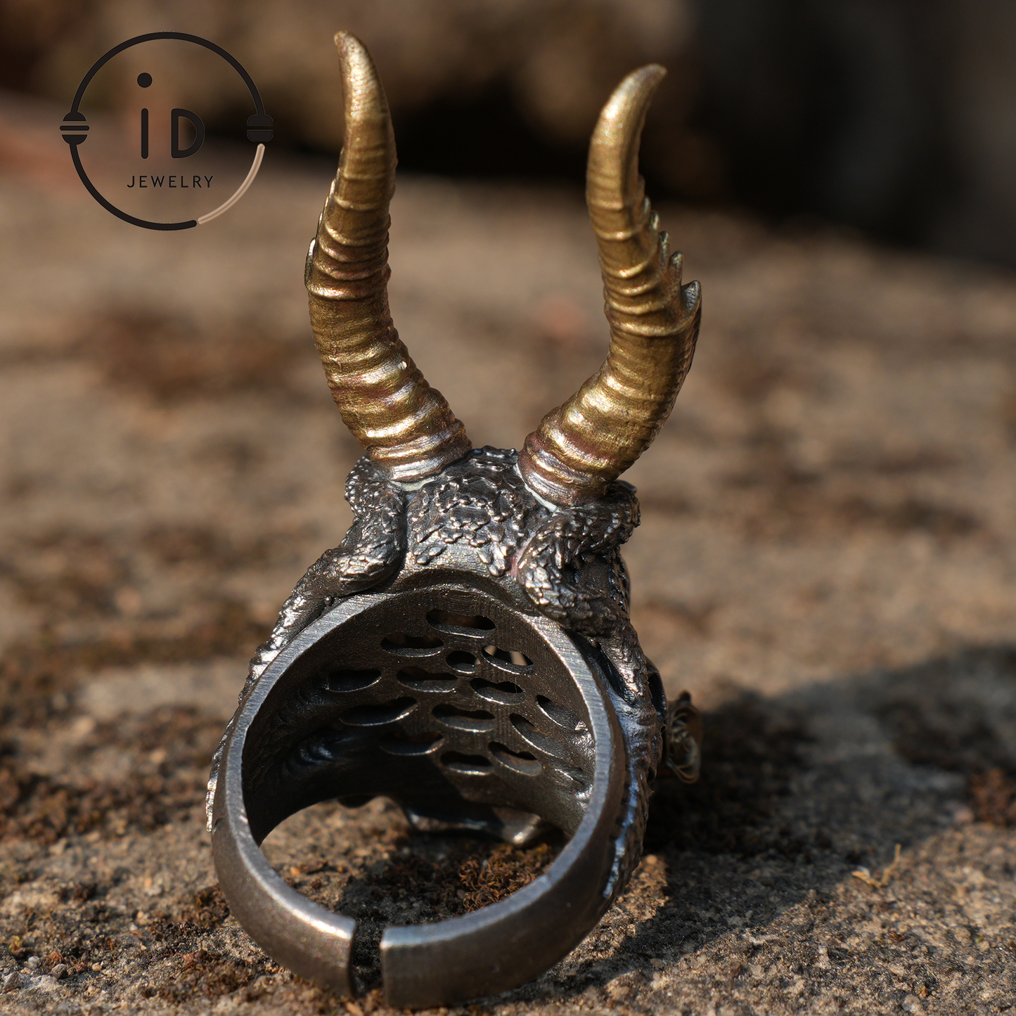 Dämonischer Totenkopfring aus 925er Sterlingsilber mit Hörnern – handgefertigter Ring im Gothic-Design