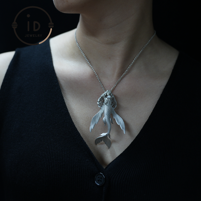 Perlenanhänger „Fliegendes Fischmädchen“ | Fantasy-Ozeanamulett als Geschenk | Symbol für Freiheit und Anmut | Handgefertigter Silberschmuck 