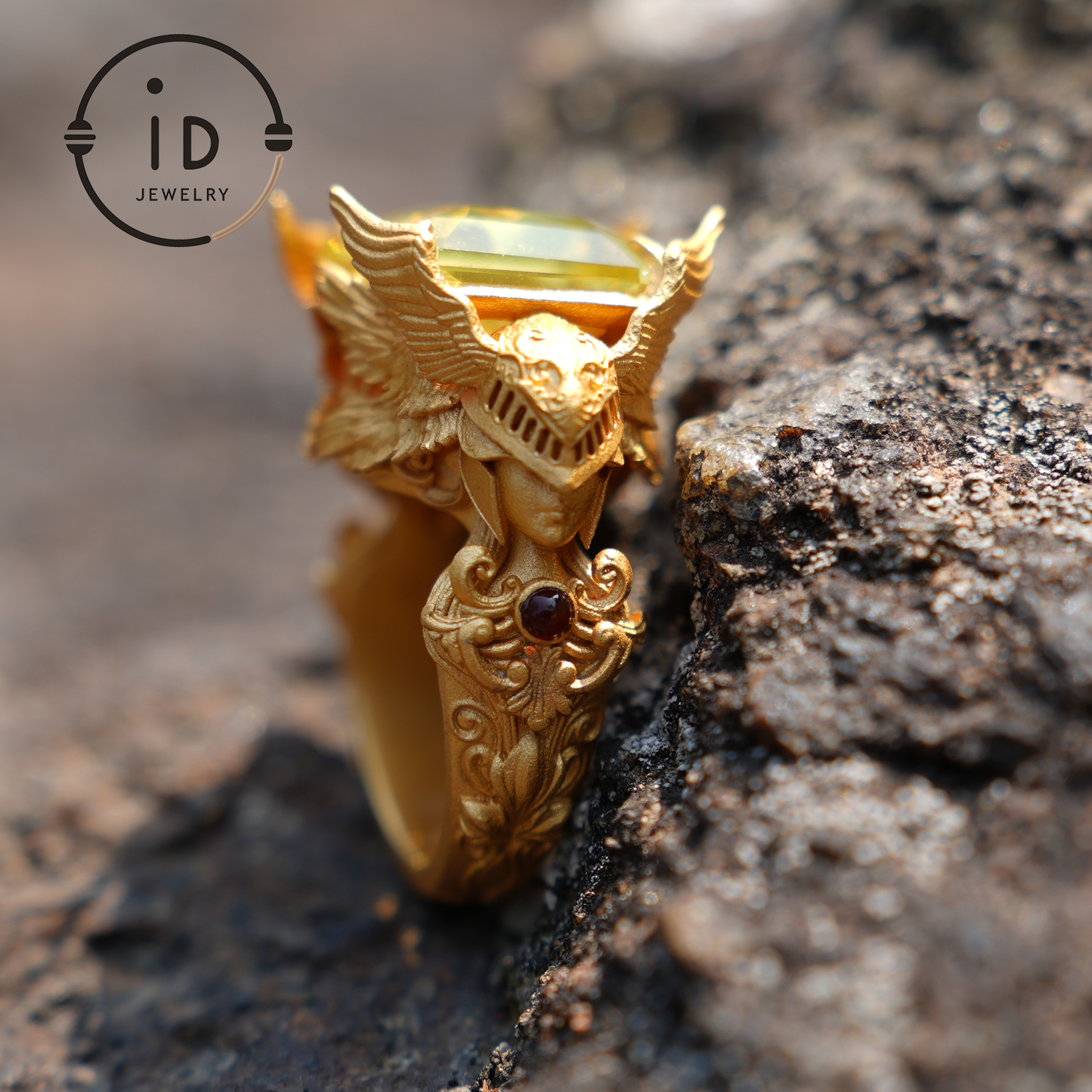 Geflügelter Ritterring – 18 Karat Gold mit gelbem Citrin und Rubin – Fantasy-inspirierter Schmuck