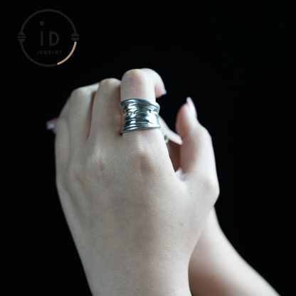 Strukturierter breiter Silberring – Handgemachtes minimalistisches Band, Bio-Wabi-Sabi-Schmuck, skulpturales Statement-Stück