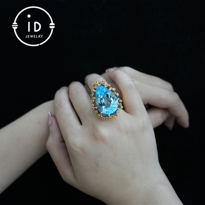 Handgefertigter blauer Topasring | einzigartiger Tropfen-Edelstein | Vintage-Silberring mit goldenen Akzenten | Boho-Schmuck | Statement-Edelsteinring 