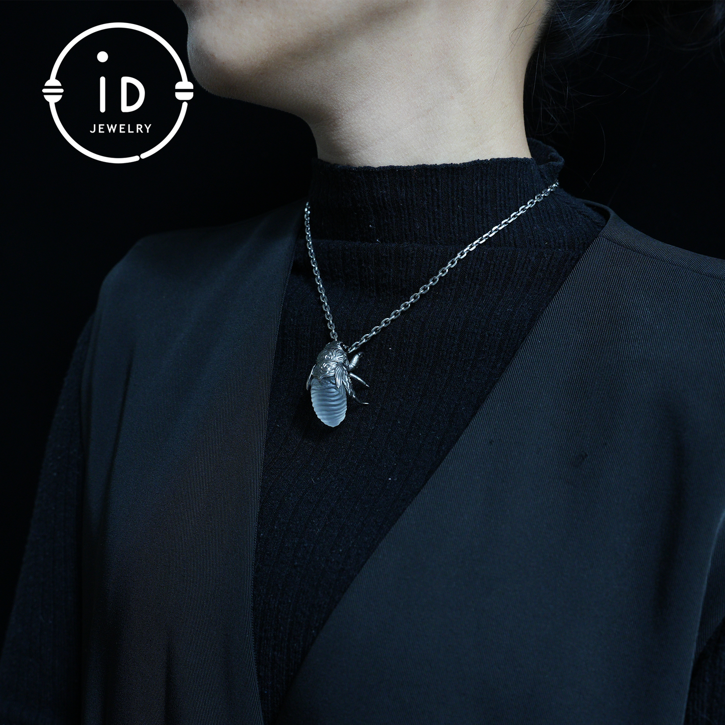 Zikadenanhänger mit weißem Kristall – Handgefertigtes Schutzamulett – Vintage &amp; Mystischer Schmuck