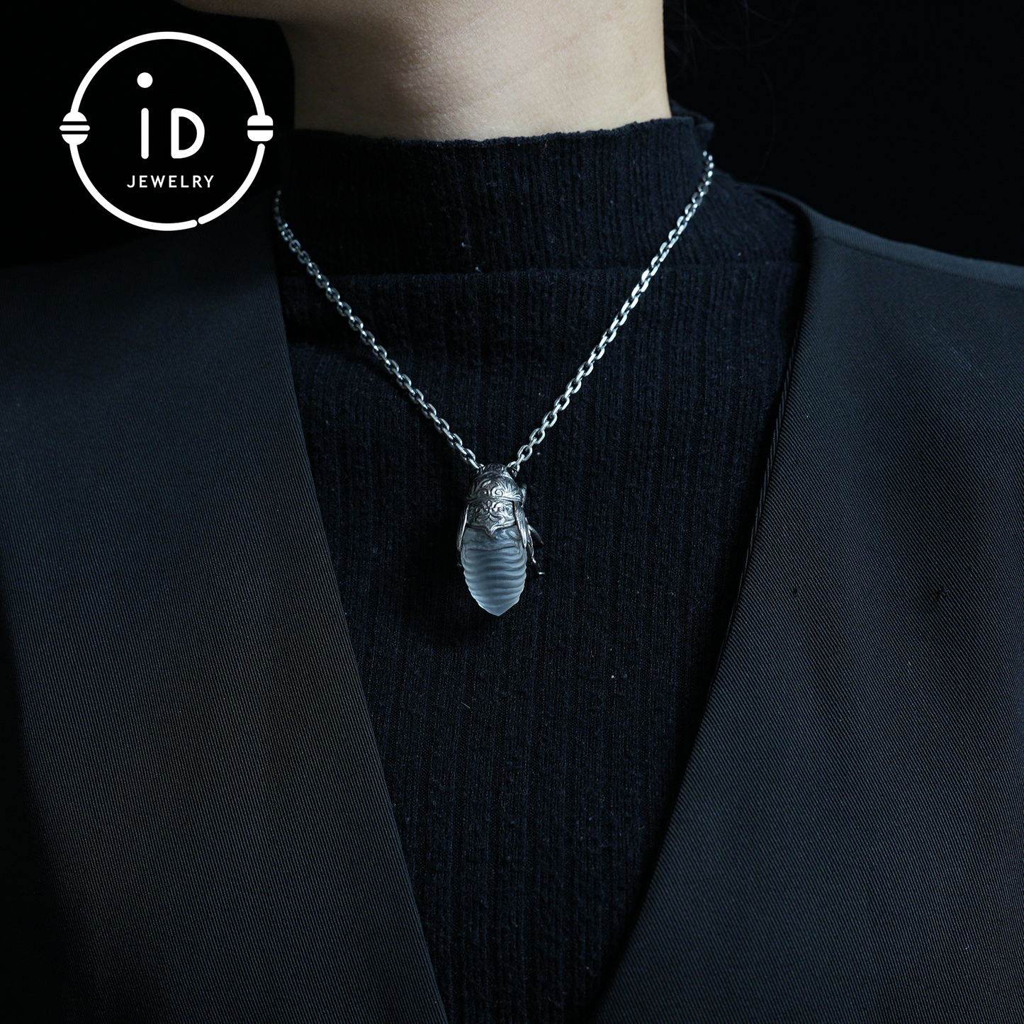 Zikadenanhänger mit weißem Kristall – Handgefertigtes Schutzamulett – Vintage &amp; Mystischer Schmuck