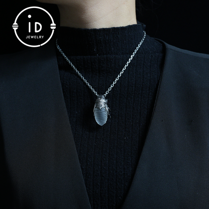 Zikadenanhänger mit weißem Kristall – Handgefertigtes Schutzamulett – Vintage &amp; Mystischer Schmuck