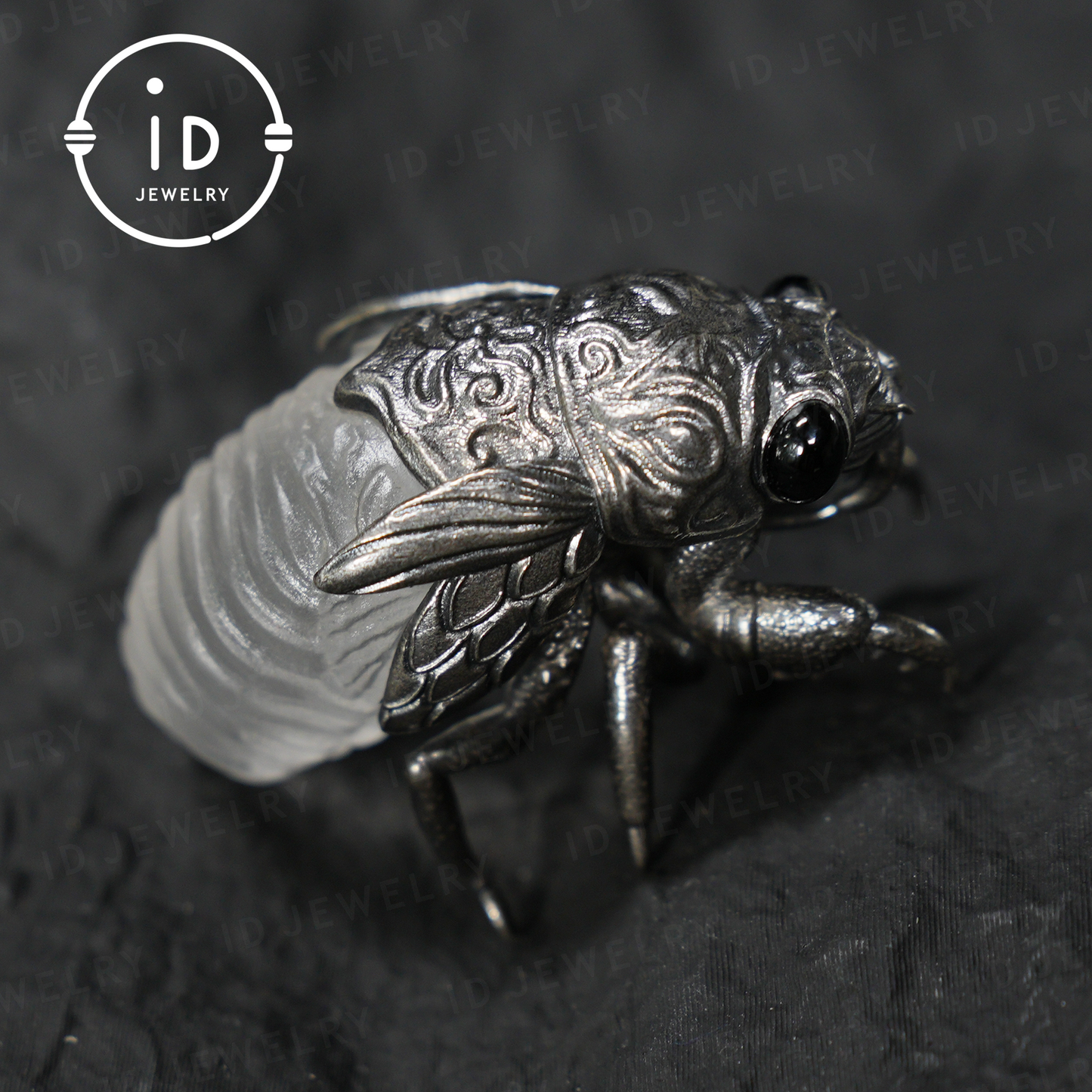 Zikadenanhänger mit weißem Kristall – Handgefertigtes Schutzamulett – Vintage &amp; Mystischer Schmuck